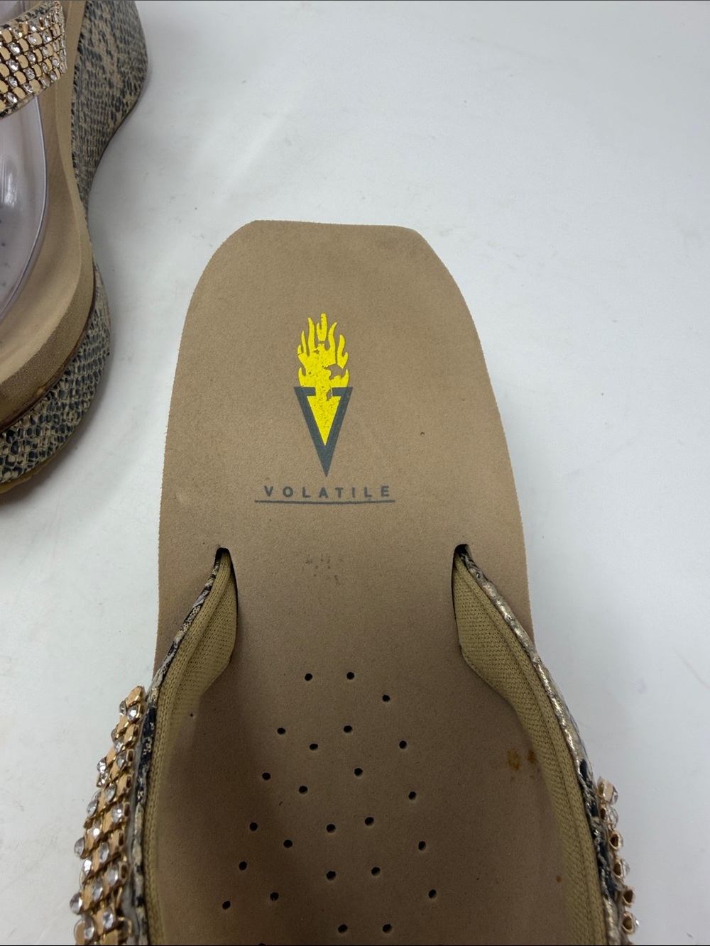 Volatile Beaded Wedge Thong Sandals in Beige with Snake-Print Platform Size 8 - Picture 2 of 15